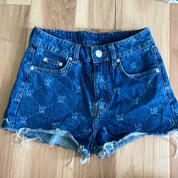 H&M Mid-High Rise Jean Short with LOVE shuttle print - Picture 1 of 2